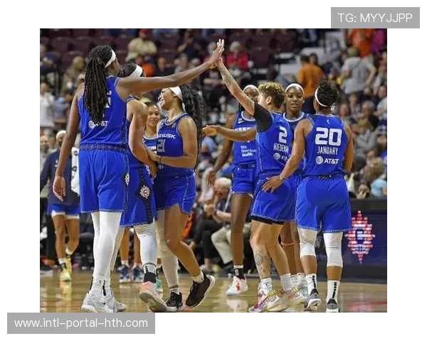 山猫第二节打出28-10攻势，科利尔独得15分