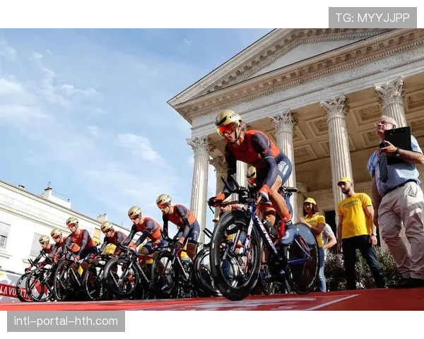 暖心时刻:观众高歌为受伤退赛车手祝福,对手赛后第一时间上前问候